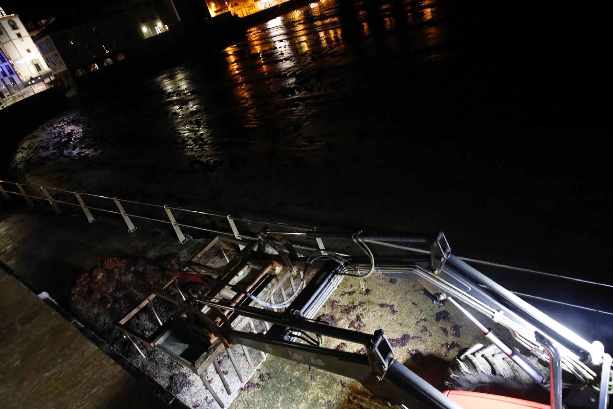 Recogida nocturna de ocle en la playa de La Ribera, en Luanco