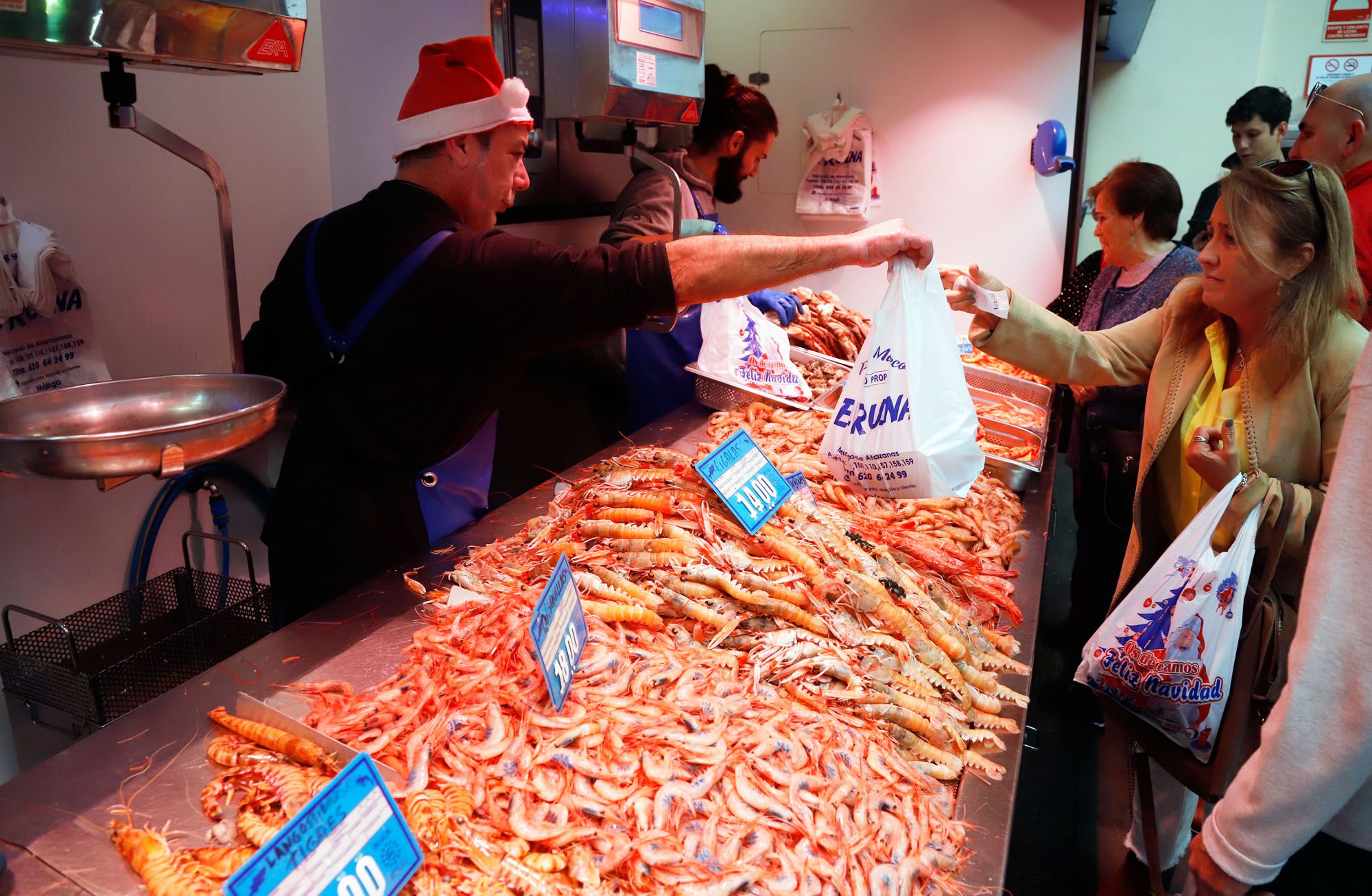 Compras navideñas en el mercado de Atarazanas.