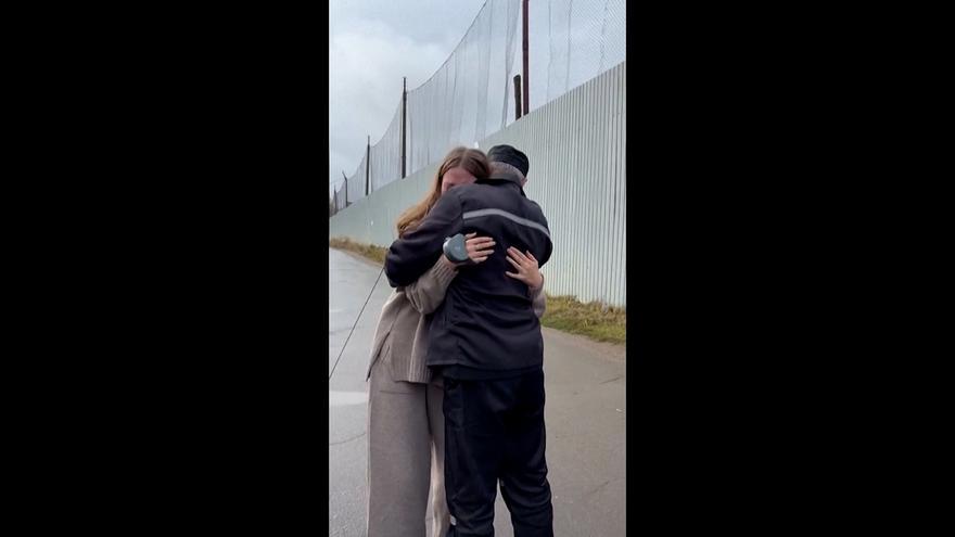 El emotivo reencuentro entre un padre y su hija que fue condenado por un dibujo contra la guerra de Ucrania