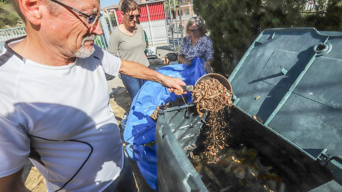 Vecinos de San Miguel de Salinas elaborando compost con los residuos orgánicos.