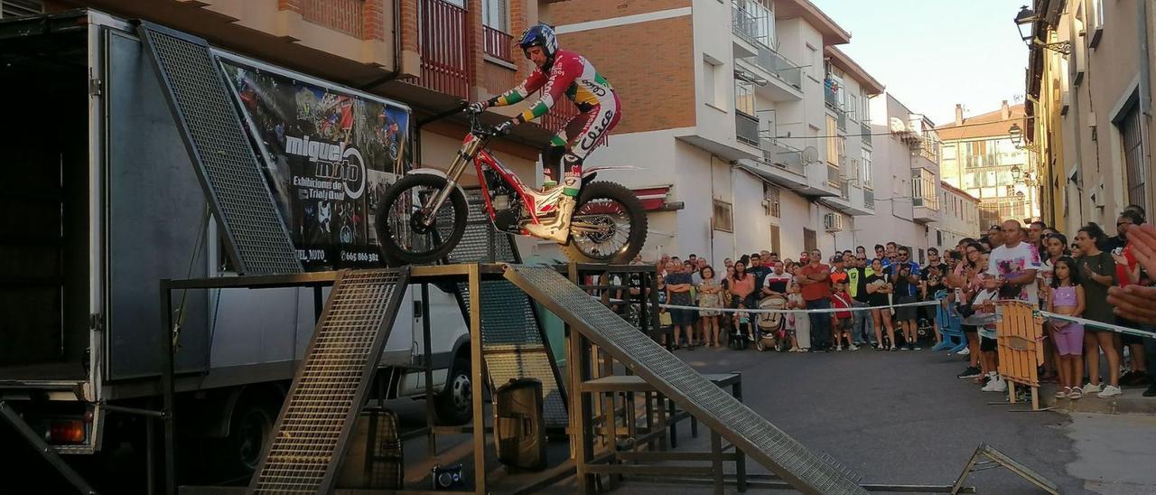 Moteros y vecinos disfrutan de la exhibición de trial ofrecida por Miguel Ángel Jiménez. | M. J. C.