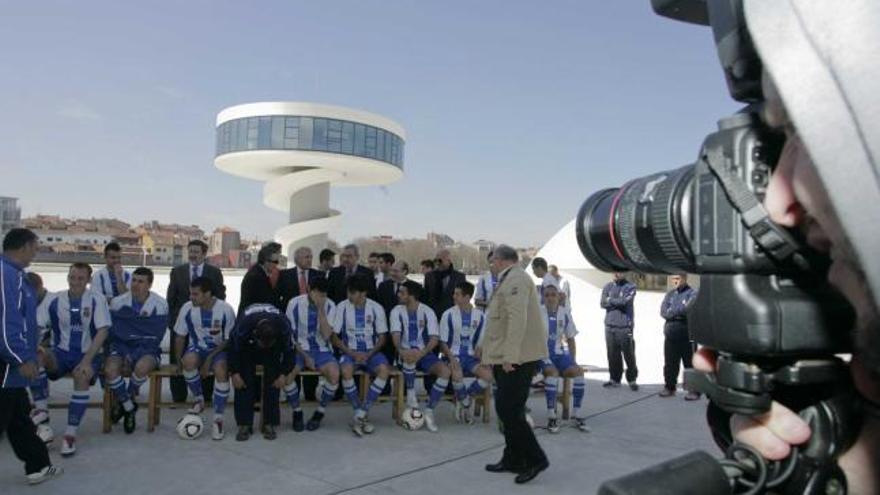 Nardo Villaboy coloca a los jugadores y directivos del Avilés para tomar las fotografías ante el Niemeyer.