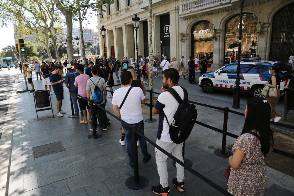 Colas en la tienda de Apple, en la Plaça Catalunya, para comprar el nuevo Iphone 15