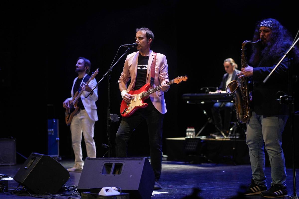 El grupo, en plena actuación.