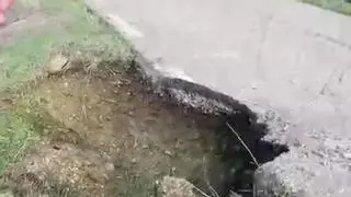 Vecinos denuncian el corte de la vía entre la EX-208 y la A-5 por riesgo de hundimiento tras tres años de deterioro