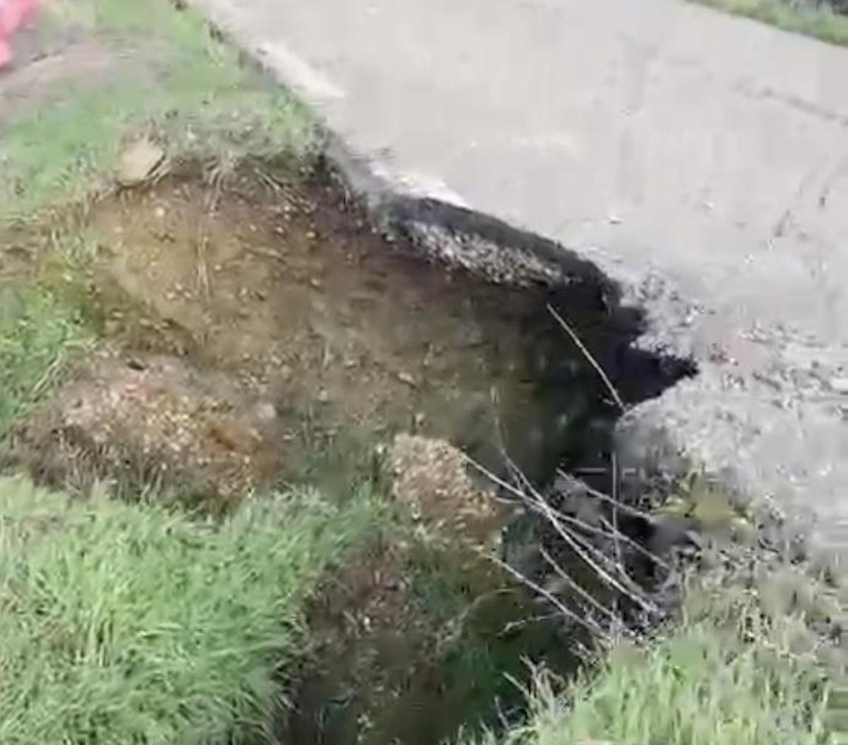 Imagen del socavón en la EX-208, a la altura de La Aldea del Obispo con la A-5