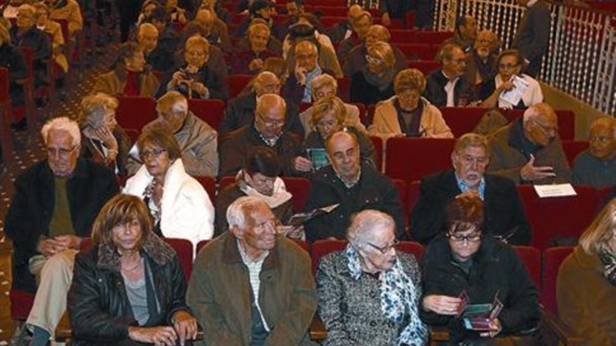En el Teatret 8Algunos de los ancianos que han participado en los vídeos del proyecto 'Memòria Oral'.