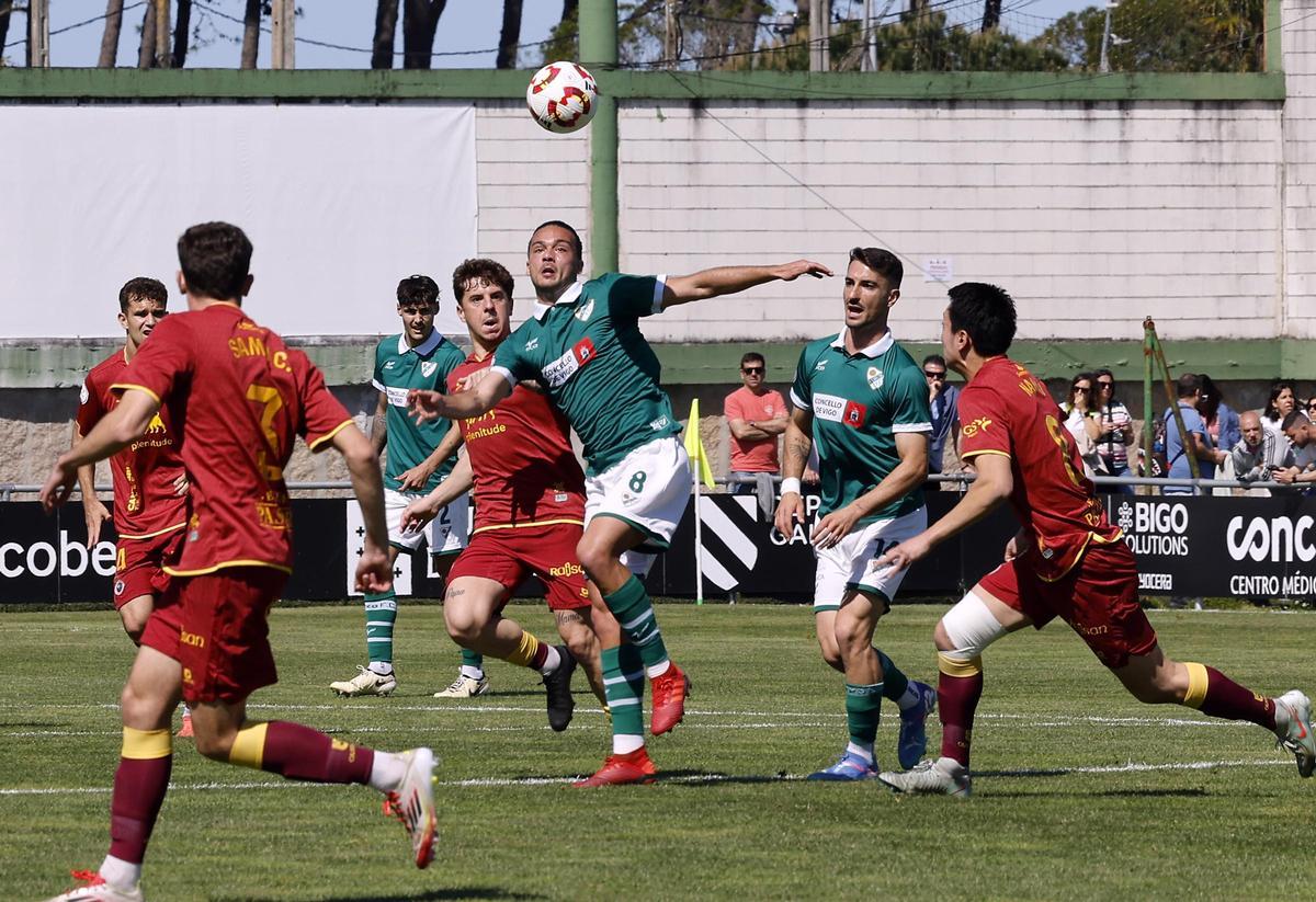 Partido de fútbol entre el Coruxo y el Rayo Cantabria disputado en el campo de O Vao.