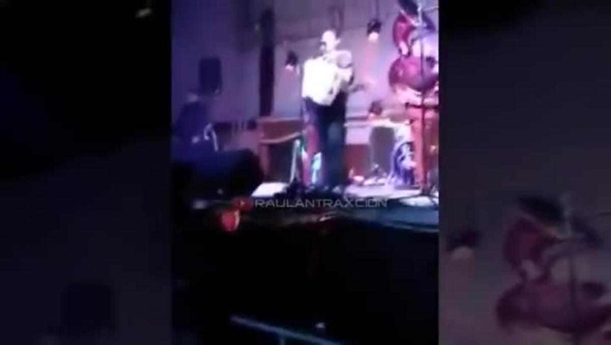 Vídeo del momento en que el cantante Alfredo Olivas es tiroteado en el escenario.