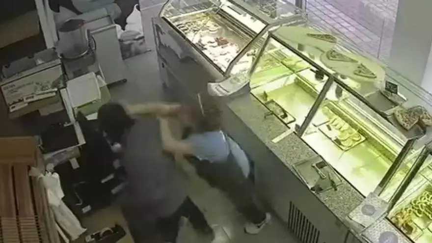 Una trabajadora planta cara a un atracador en una pastelería de La Vila Joiosa y evita el robo
