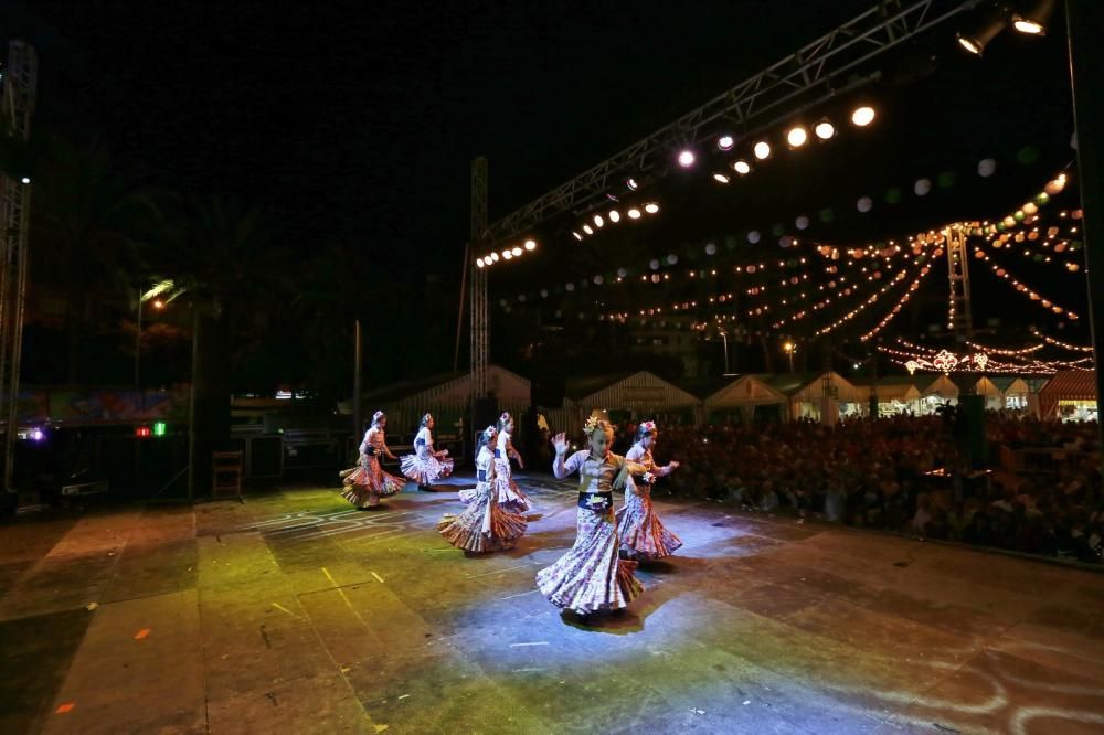 La Feria de Sevillanas 2017 comenzó anoche con una gran afluencia de público, actuaciones flamencas y de sevillanas, gastronomía y casetas, en el recinto portuario de Torrevieja