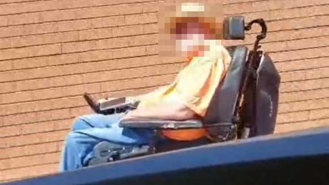 Un hombre en silla de ruedas circula por la Ronda Litoral de Barcelona y deja atónito a un taxista