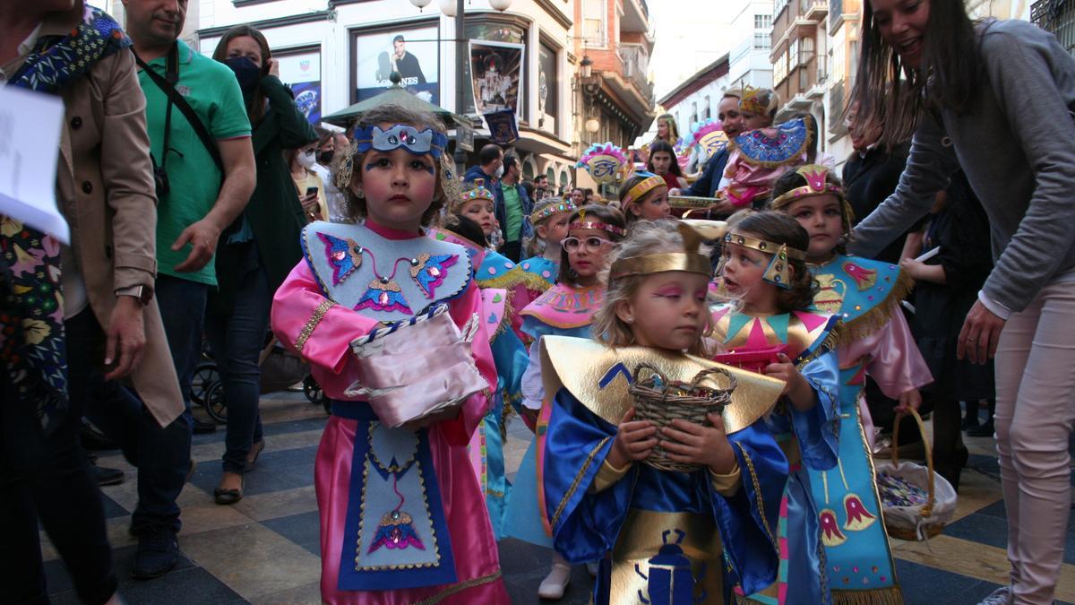 Las egipcias del Paso Azul lanzaron flores durante todo el recorrido para anunciar la llegada de Meiamen y Cleopatra.