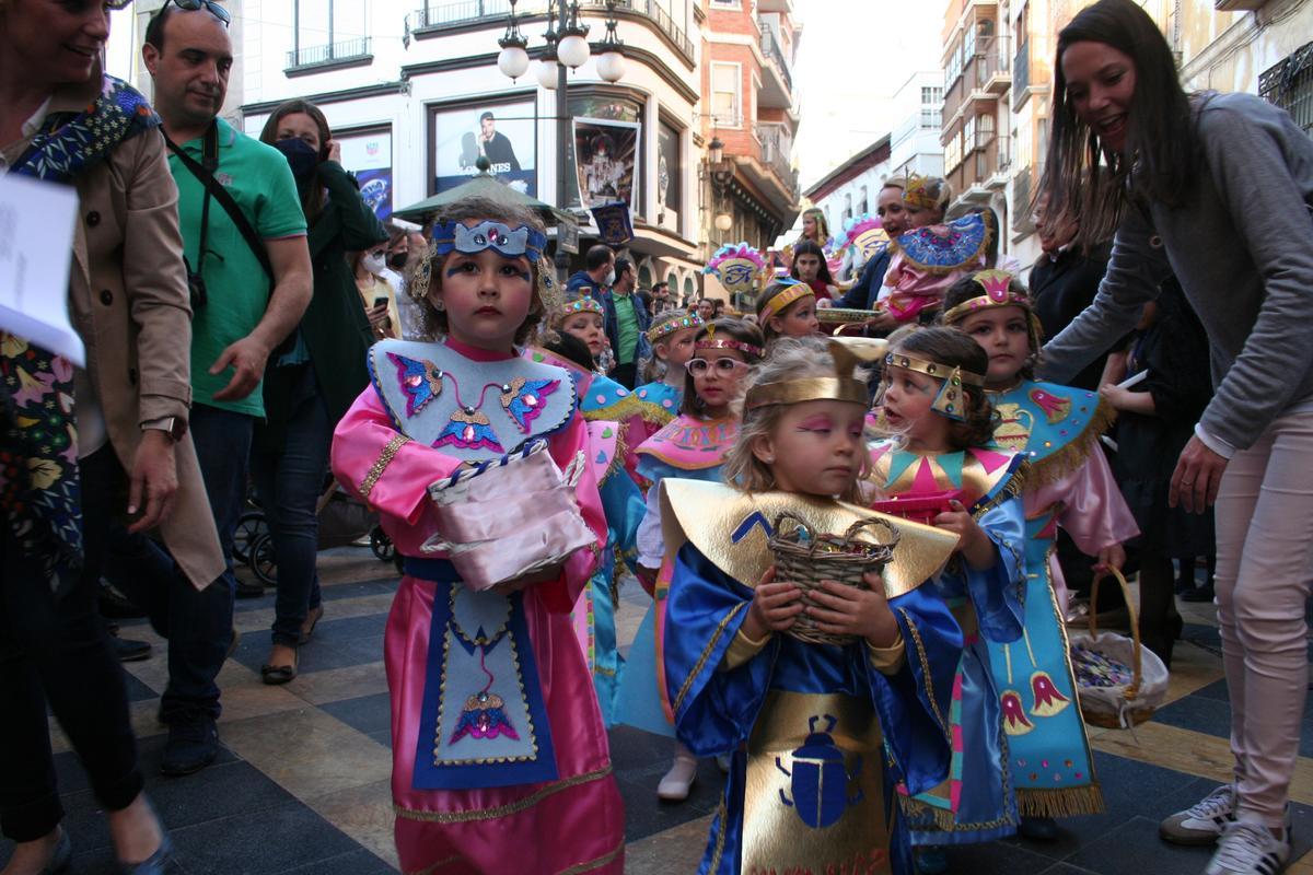 Las egipcias del Paso Azul lanzaron flores durante todo el recorrido para anunciar la llegada de Meiamen y Cleopatra.