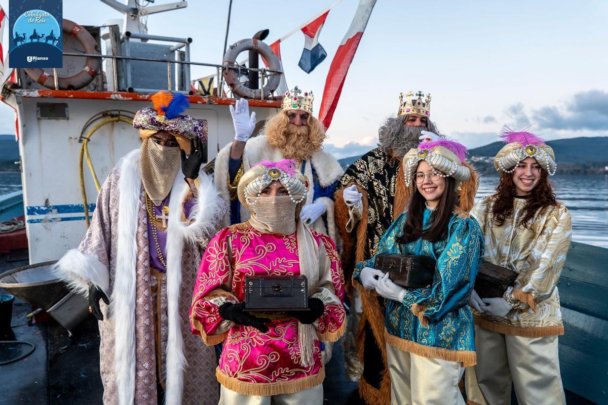 Llegada de los Reyes Magos a Rianxo a bordo de un barco bateeiro.