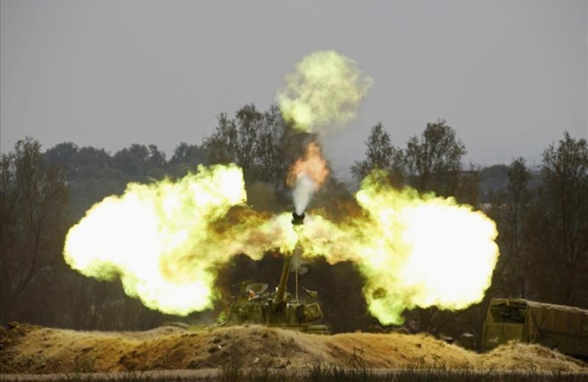 Una unidad israelí dispara fuego de artillería hacia la Franja de Gaza.