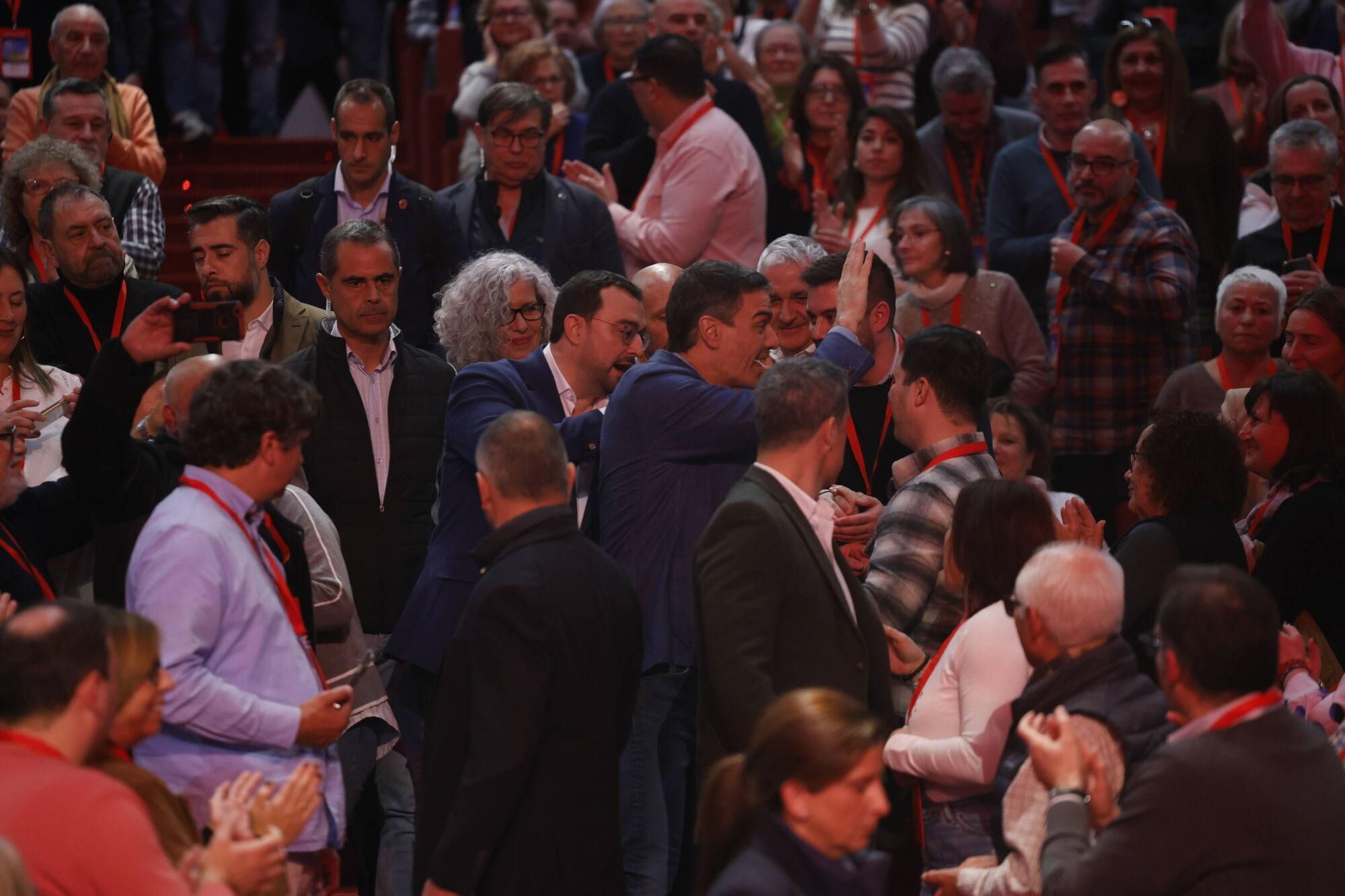 EN IMÁGENES: Pedro Sánchez y Adrián Barbón abren el congreso del PSOE asturiano
