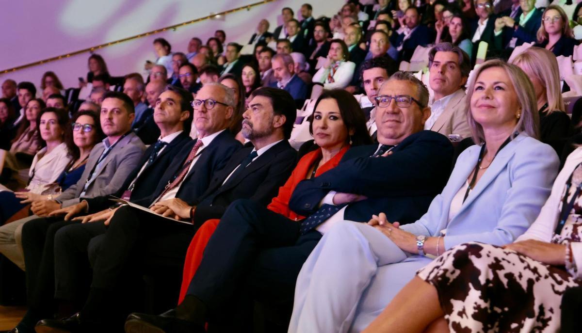 La presidenta del Círculo-Directivos de Alicante, Eva Toledo, junto a Toni Pérez y Luis Barcala en la apertura del congreso Opendir.
