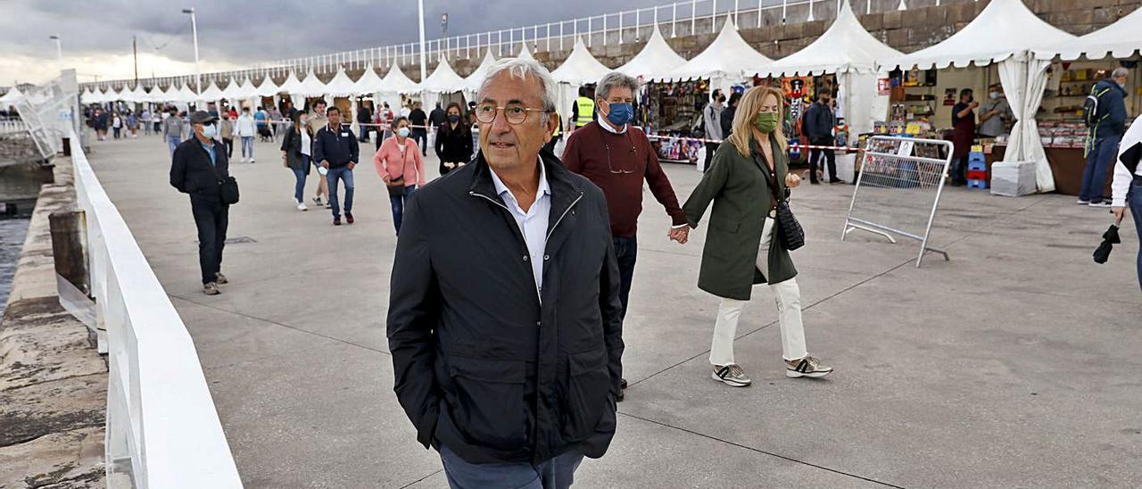 José Sanclemente, paseando ayer por la punta Lequerica, con los puestos de la “Semana negra”. | Marcos León