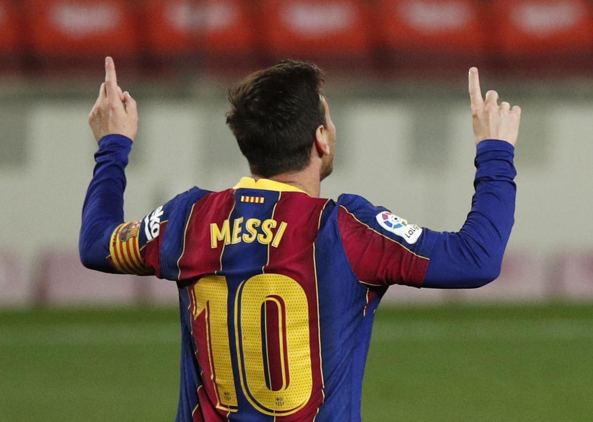 Leo Messi canta al cielo su primer gol ante el Getafe.