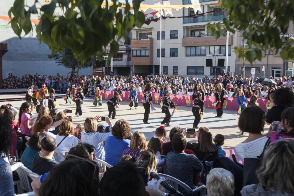 Un centenar de chavales, integrantes de las comparsas de San Vicente, celebran por segundo año la Embajada Infantil a las puertas del Castillo.