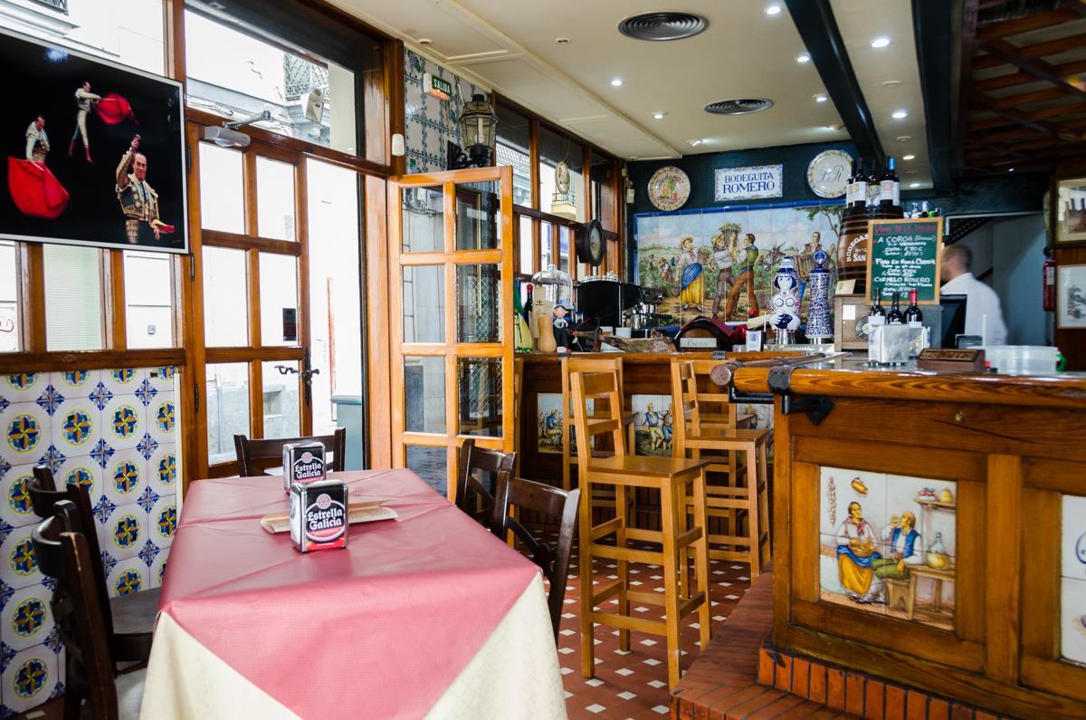 Interior de la bodeguita romero.