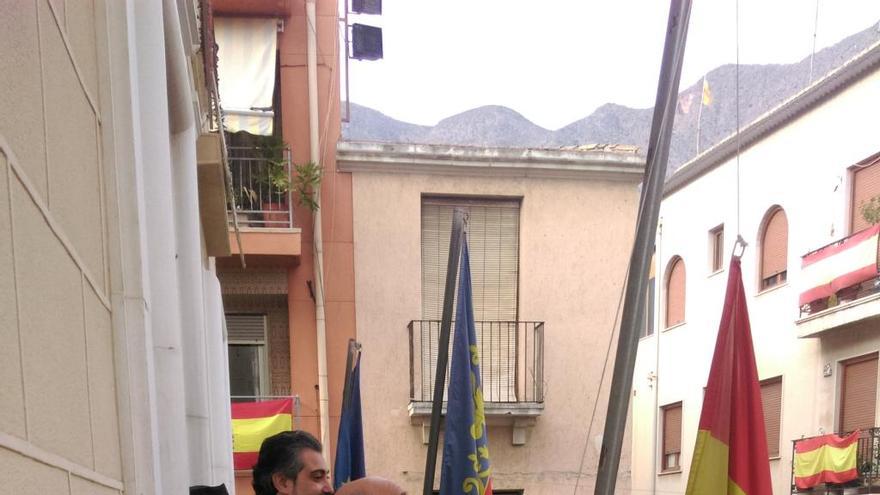 Acto de izada de la bandera en el Ayuntamiento.