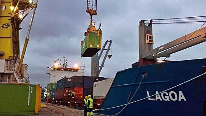 Descarga de mercancía en el puerto de A Coruña.