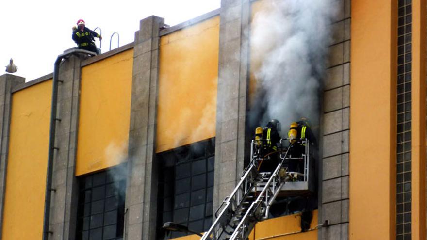 Se declara un incendio en las oficinas del Estadio Insular