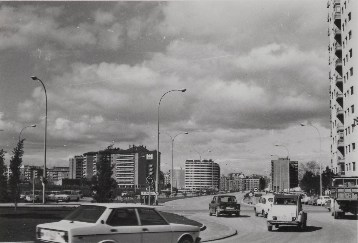Cruce de las avenidas Cesáreo Alierta y San José, en 1978.