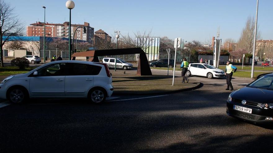 Agentes de la Policía Local de Avilés en la rotonda de Los Canapés.