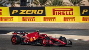 Carlos Sainz, al volante del Ferrari en Bahrein