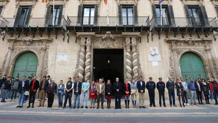 Un instante del minuto de silencio en Alicante