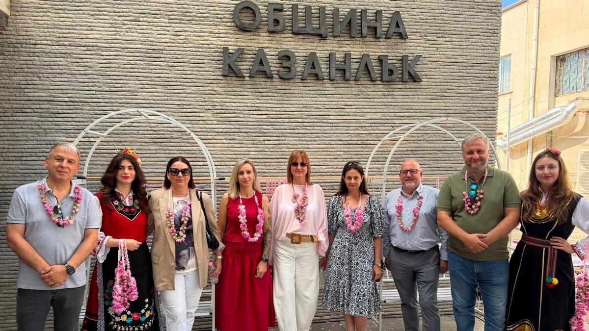 Representantes de Xàtiva y Kazanlak en la Fiesta de la Rosa de la ciudad búlgara.