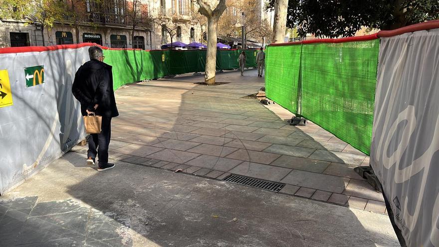 FOTOS | Las nuevas baldosas de plaza de España en Palma ya están manchadas y llenas de marcas