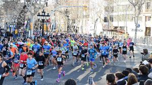 Salida desde el paseo de Gràcia de los corredores de la maratón de Barcelona 2024.