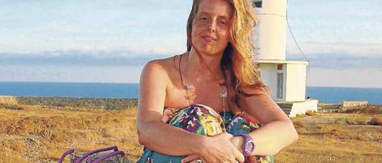 La escritora Rebecca Beltrán, en Formentera.