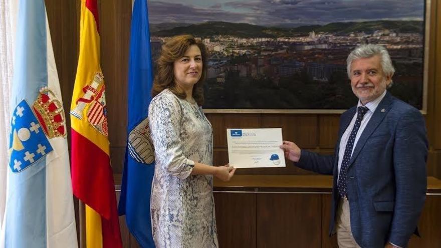 Paula Delgado entregó el diploma a Rosendo Fernández