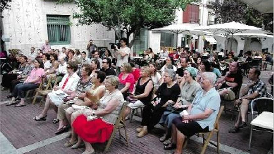 Una de les vetllades de la segona edició del festival PoemEstiu, celebrada en una plaça de Figueres.