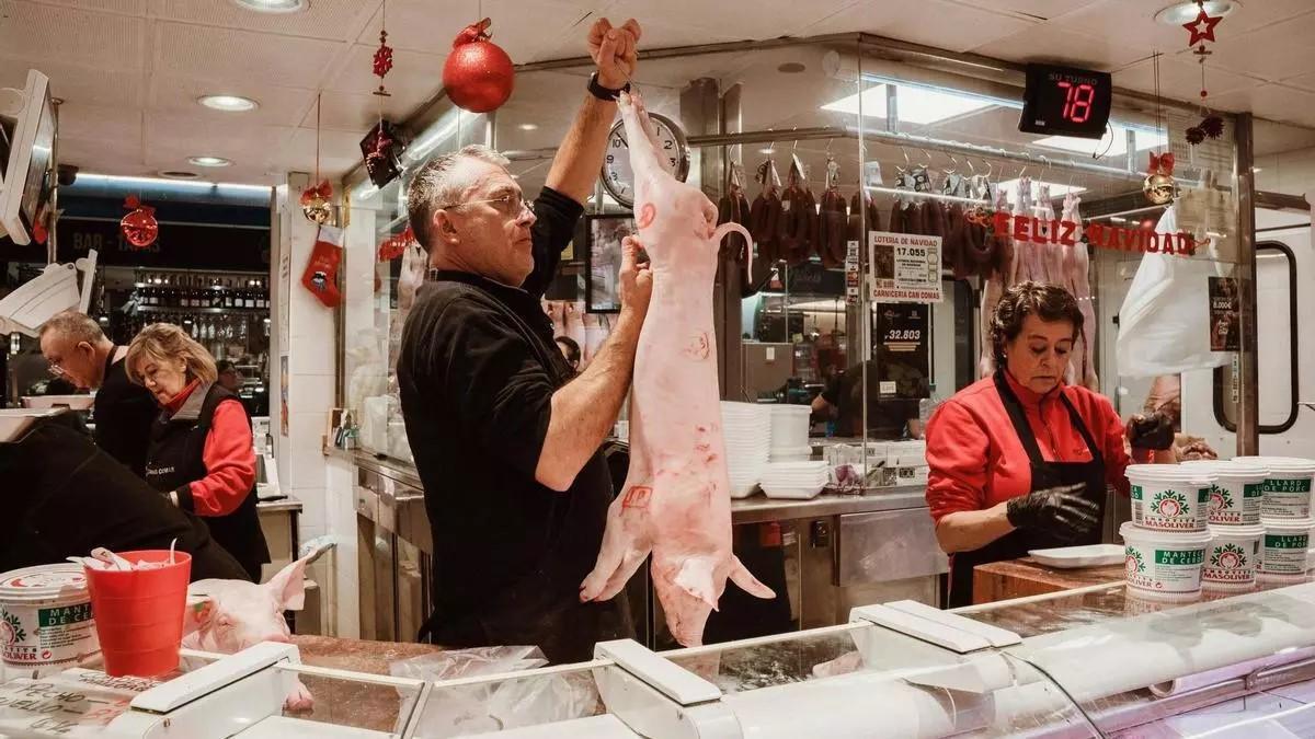 Kein Grund zur Sorge: Auf Mallorca werden weiterhin Spanferkel für Weihnachten verkauft.