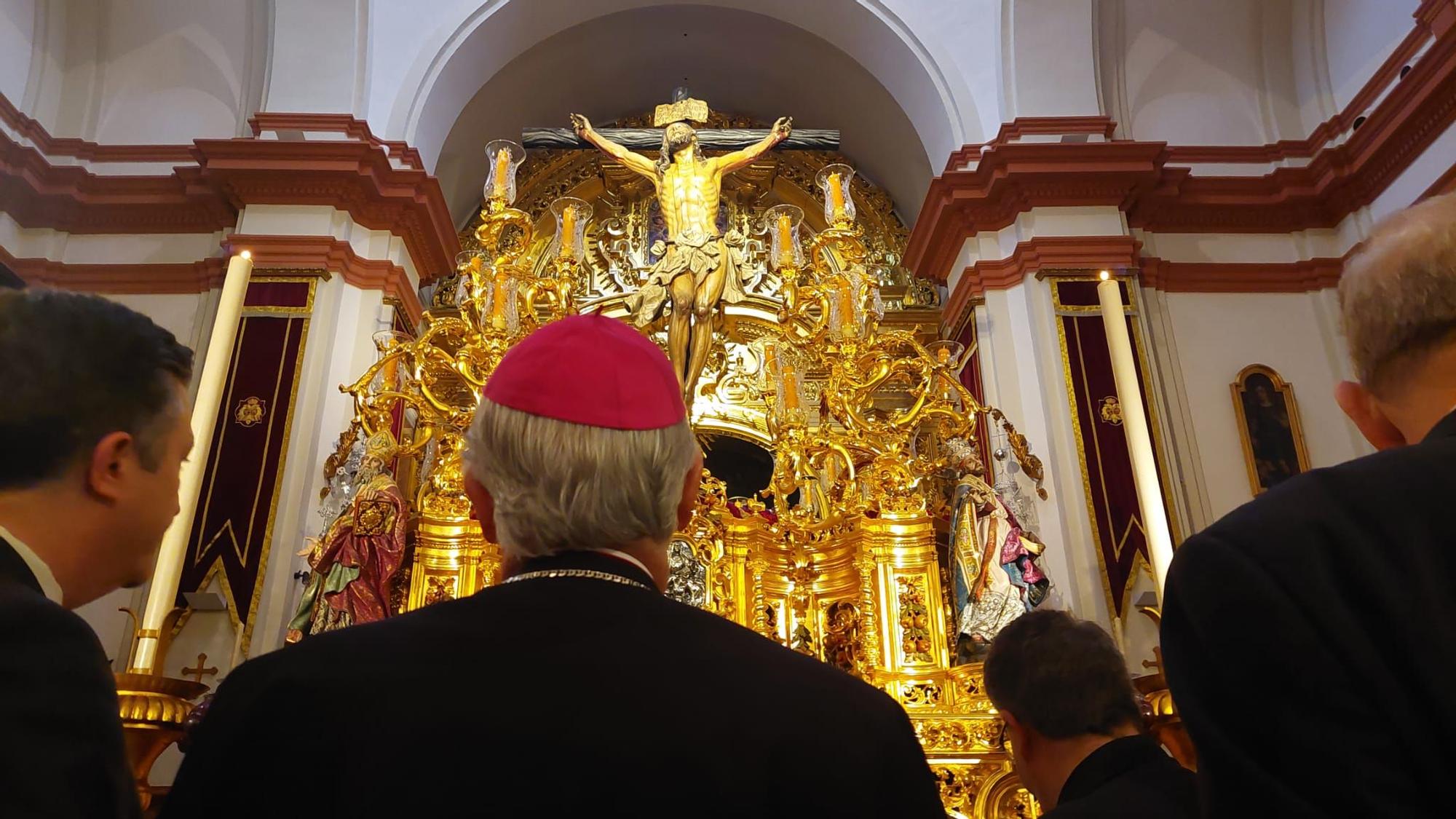 El Arzobispo de Sevilla ante la imagen del Cristo de la Expiración