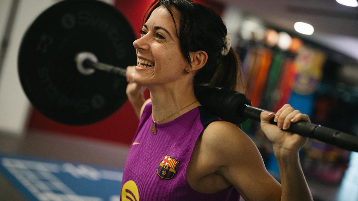 ¡Aitana Bonmatí vuelve a pisar el césped preparándose para su vuelta al campo de juego!