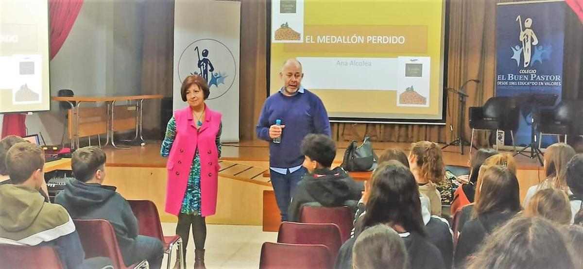 La escritora Ana Alcolea, durante su visita al colegio.