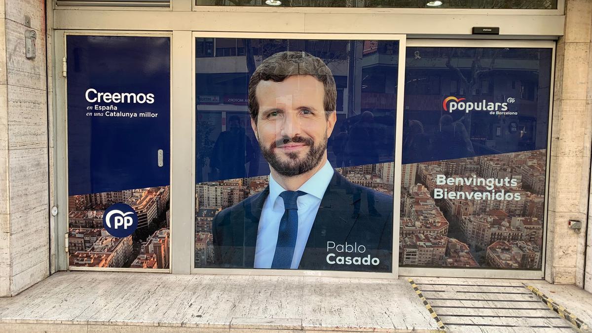 Una fotografía de Pablo Casado preside la fachada de la sede del PP en Barcelona.