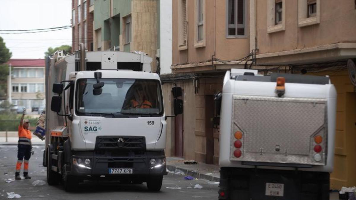 Tareas de limpieza tras el mercado extraordinario en Sagunt.