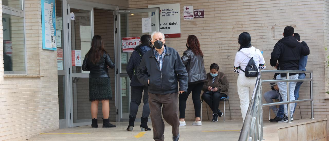 Pacientes en la entrada de un centro de salud de Castelló.