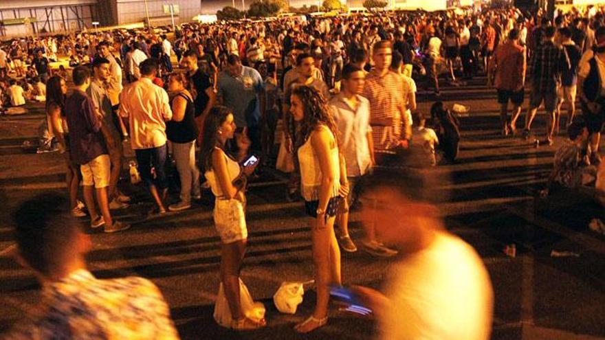 Miles de jóvenes se dan cita cada noche en el botellódromo en la explanada cercana al portón del Teatro Echegaray.