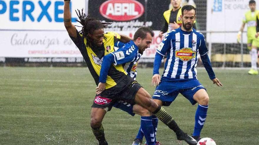 Anderson, del Rápido de Bouzas, pelea por un balón con un jugador del Talavera. // Cristina Graña