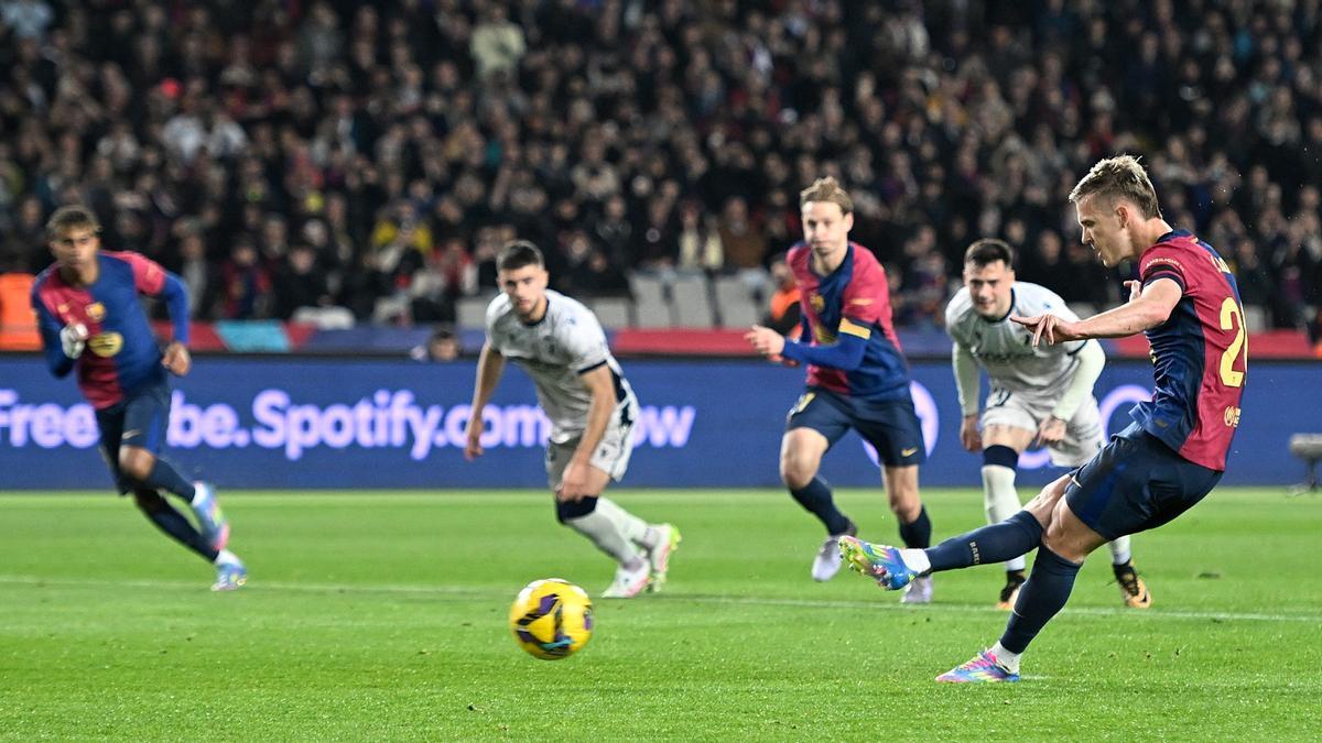 Dani Olmo lanza su segundo penalti, el que transformó para darle el 2-0 al Barça sobre Osasuna.