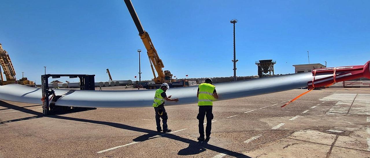 Trabajadores de Coverwind
con un aspa de un molino
eólico.   | // FDV